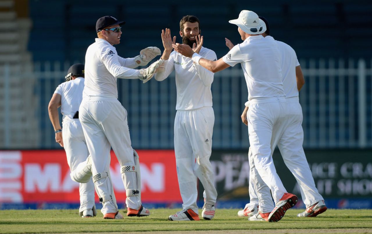 Moeen Ali removed Sarfraz Ahmed for 39 to end an 80-run stand for the sixth wicket, Pakistan v England, third Test, Sharjah, 1st day, November 1, 2015