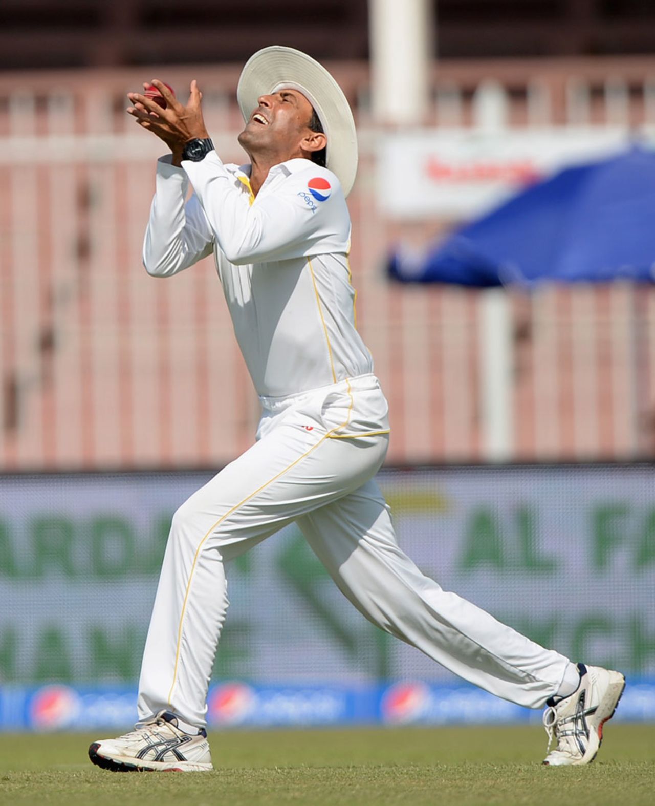Younis Khan took a simple catch to dismiss Moeen Ali, Pakistan v England, 3rd Test, Sharjah, 2nd day, November 2, 2015