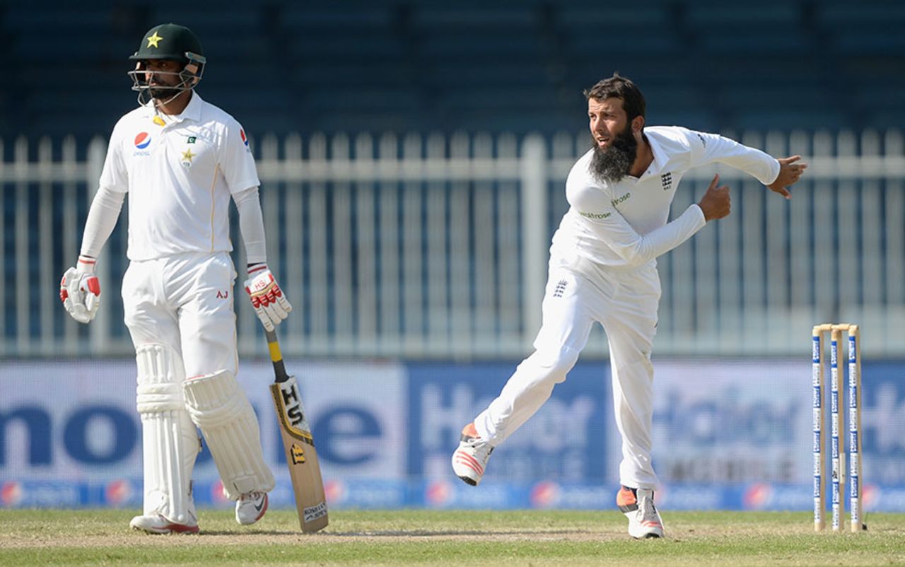Moeen Ali struggled to exert any control in Pakistan's second innings, Pakistan v England, 3rd Test, Sharjah, 3rd day, November 3, 2015
