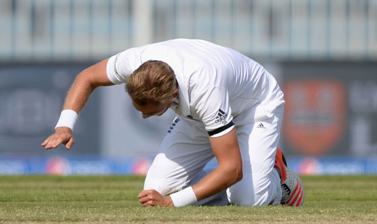 Stuart Broad rues a missed caught-and-bowled opportunity, Pakistan v England, 3rd Test, Sharjah, 4th day, November 4, 2015