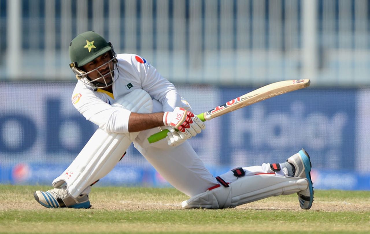 Sarfraz Ahmed played a sprightly hand, Pakistan v England, 3rd Test, Sharjah, 4th day, November 4, 2015