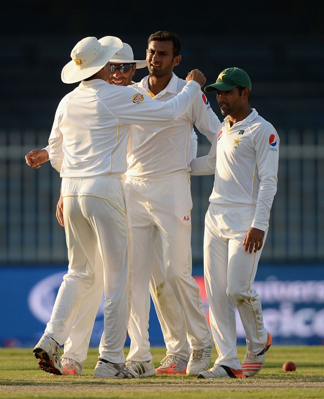 Shoaib Malik trapped Moeen Ali lbw for 22, Pakistan v England, 3rd Test, Sharjah, 4th day, November 4, 2015