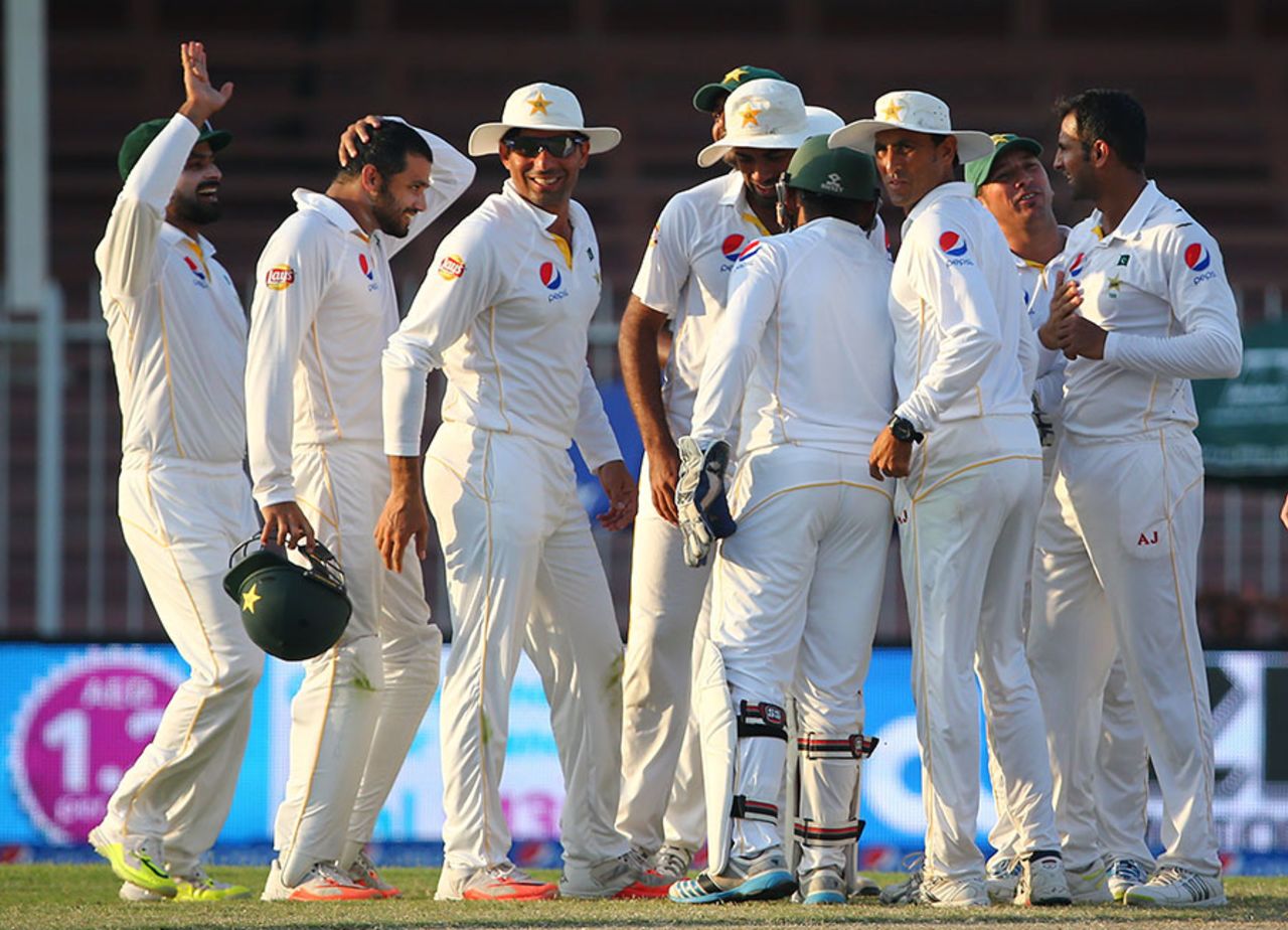 Shoaib Malik bowled Ian Bell for a duck, Pakistan v England, 3rd Test, Sharjah, 4th day, November 4, 2015