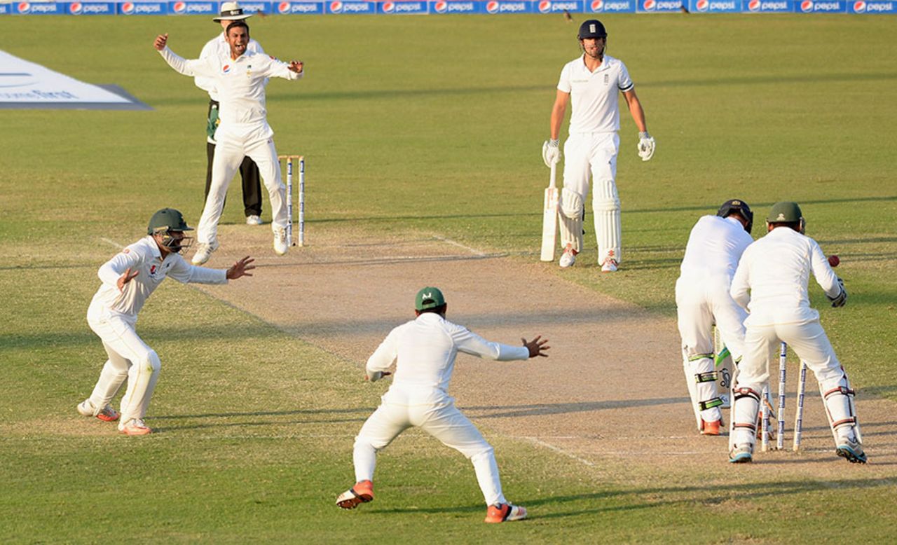 Ian Bell was bowled by Shoaib Malik for a duck, Pakistan v England, 3rd Test, Sharjah, 4th day, November 4, 2015