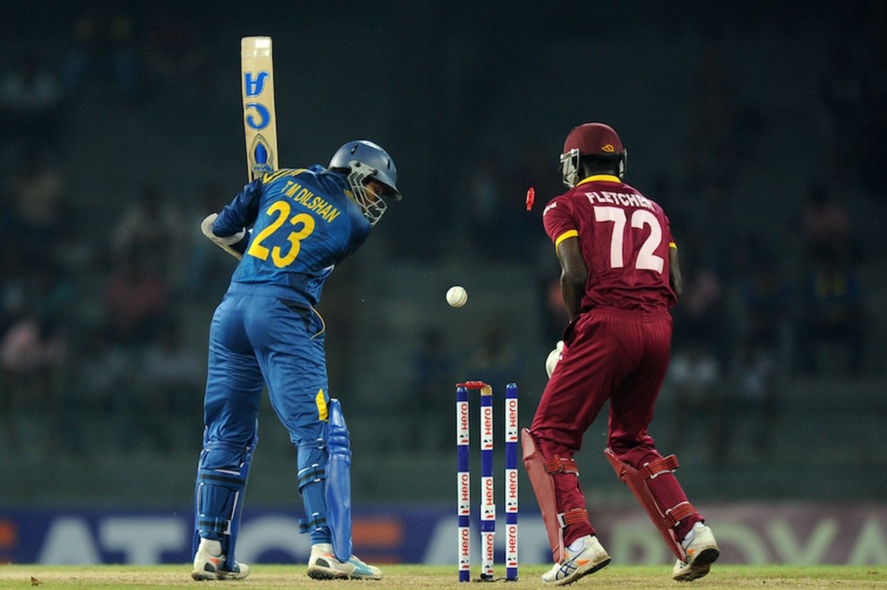 Tillakaratne Dilshan was bowled by Sunil Narine in the fifth over for 17, Sri Lanka v West Indies, 2nd ODI, Colombo, November 4, 2015