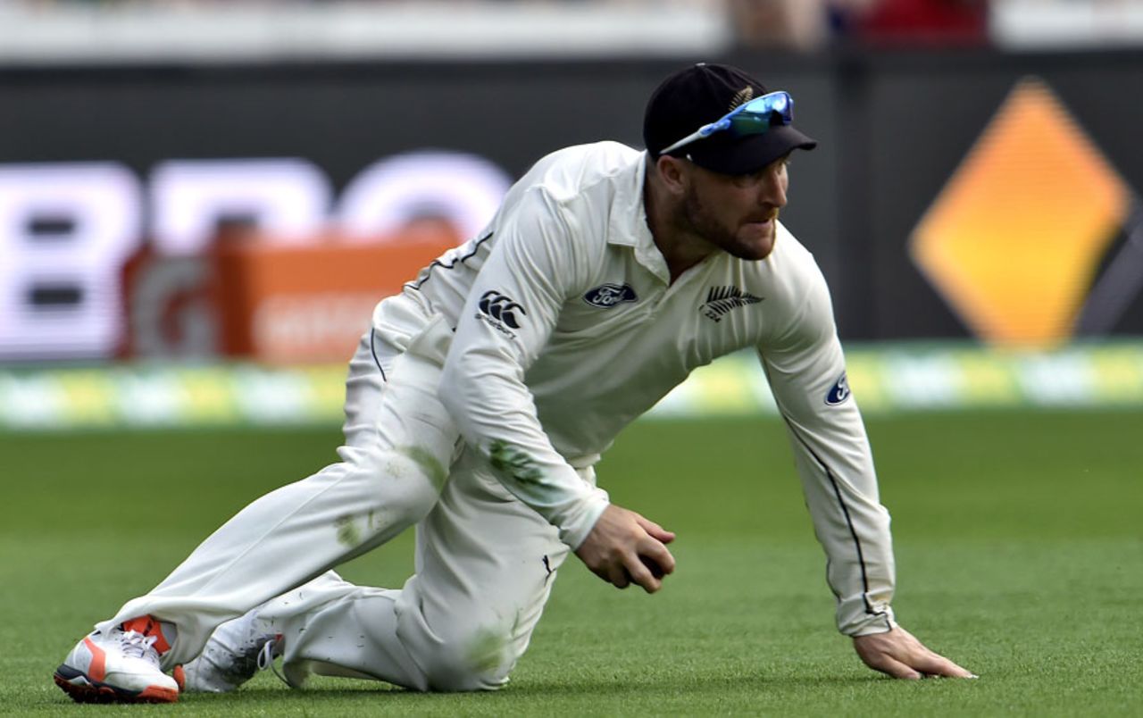 Brendon McCullum cleans up in the field, Australia v New Zealand, 1st Test, Brisbane, 1st day, November 5, 2015