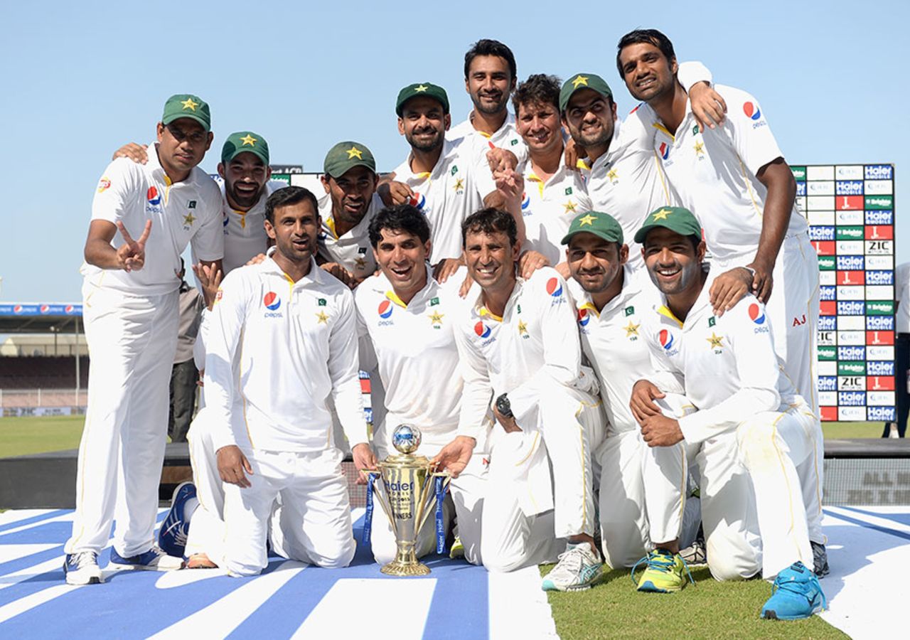 Misbah-ul-Haq poses with his Pakistan team and the series trophy after beating England 2-0, Pakistan v England, 3rd Test, Sharjah, 5th day, November 5, 2015
