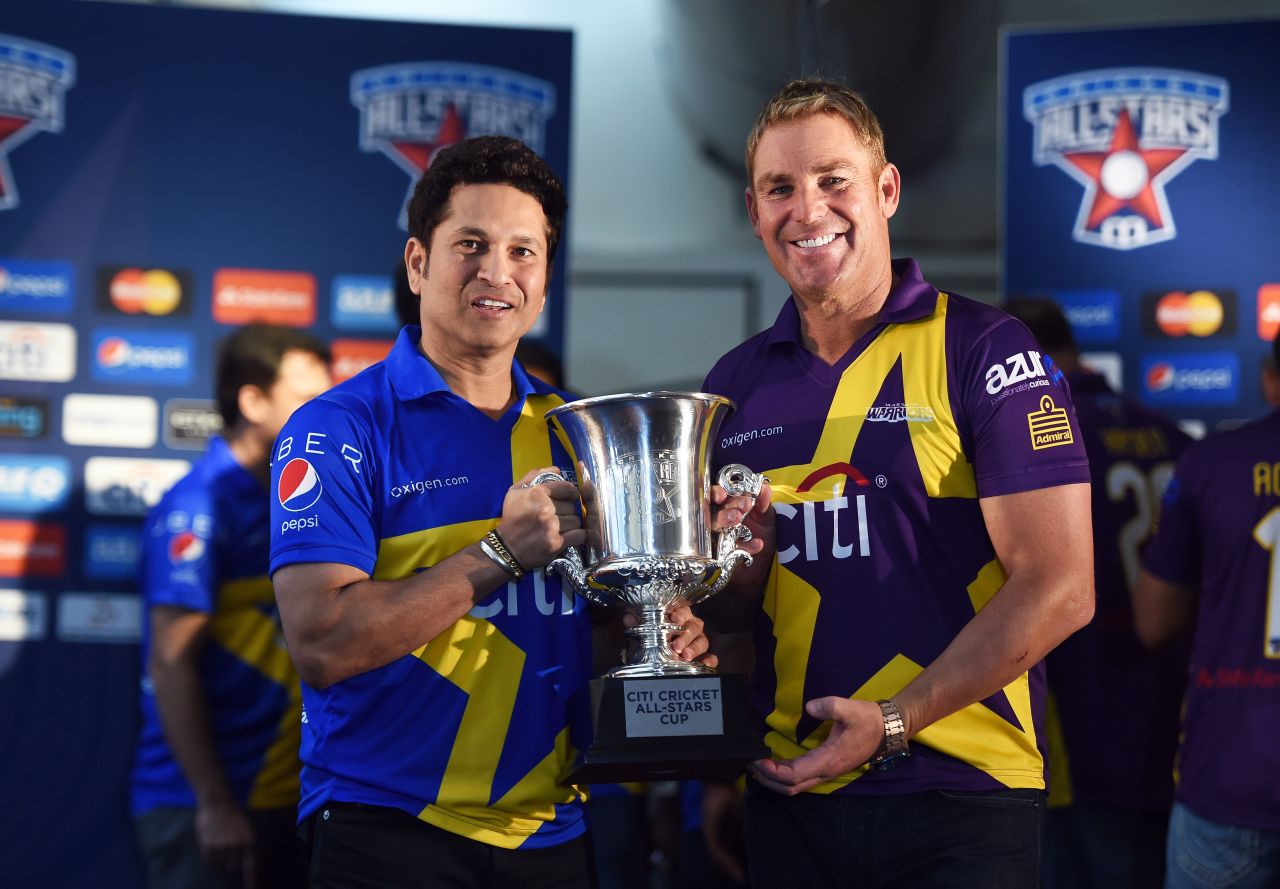 Sachin Tendulkar and Shane Warne pose with the Cricket All-Stars trophy, Times Square, New York City, November 5, 2015