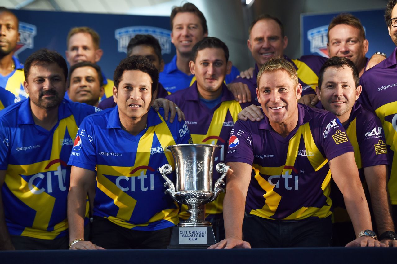 Sachin Tendulkar and Shane Warne pose with the entire Cricket All-Stars squad, Times Square, New York City, November 5, 2015