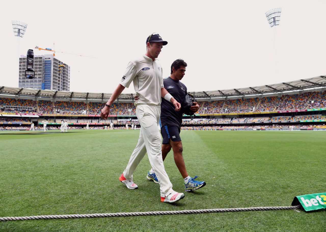 Tim Southee walks off with back trouble, Australia v New Zealand, 1st Test, Brisbane, 2nd day, November 6, 2015