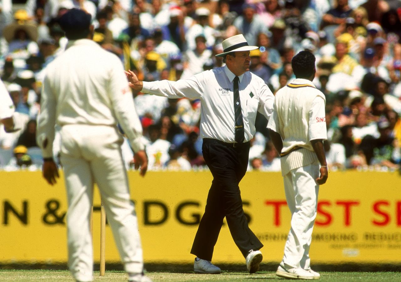 Darrell Hair no-balls Muttiah Muralitharan, Australia v Sri Lanka, 1st Test, Melbourne, 1st day, December 26, 1995
