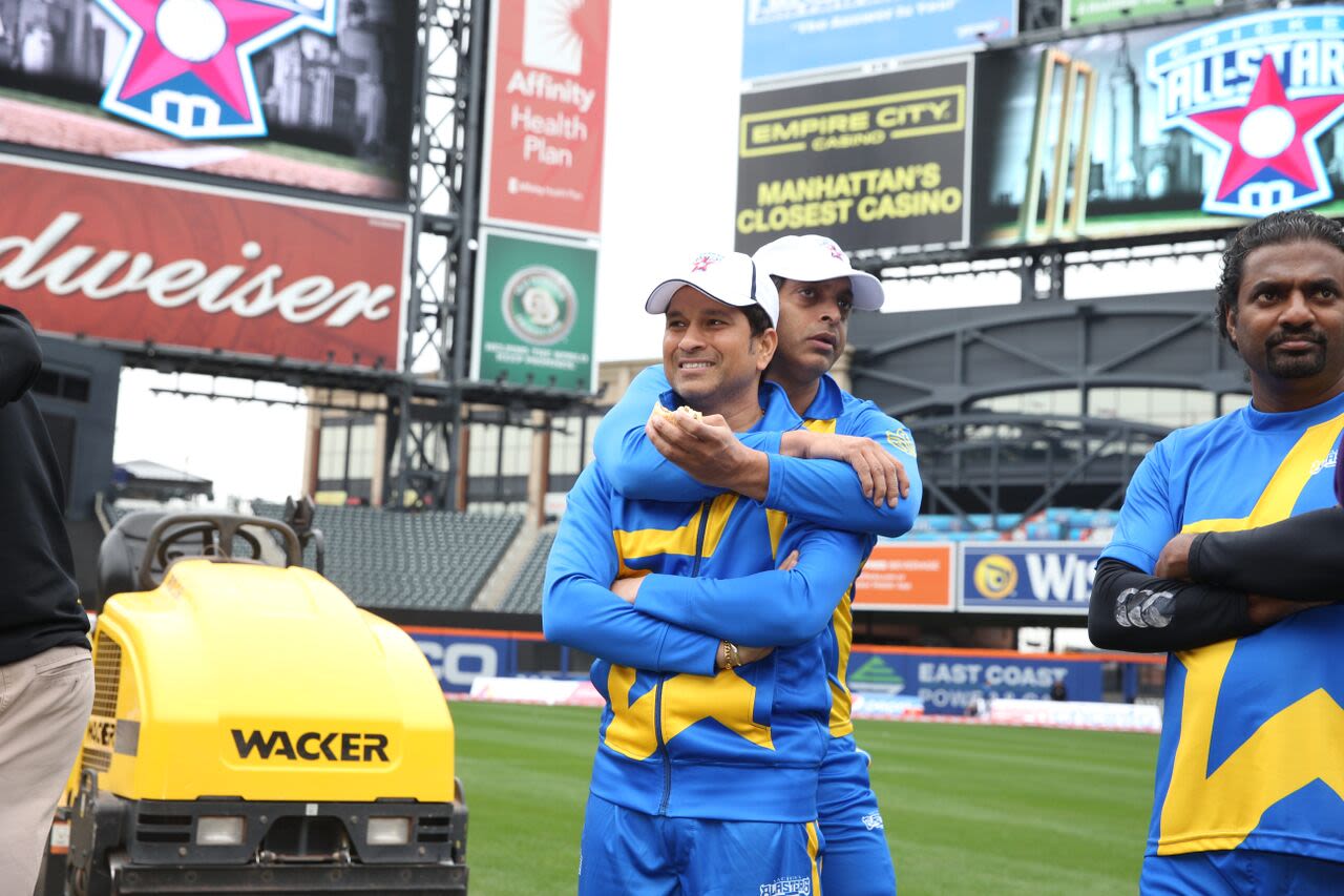 Sachin Tendulkar gets some pre-game love from new team-mate Shoaib Akhtar, Sachin's Blasters v Warne's Warriors, Cricket All-Stars Series, 1st T20, New York, November 7, 2015