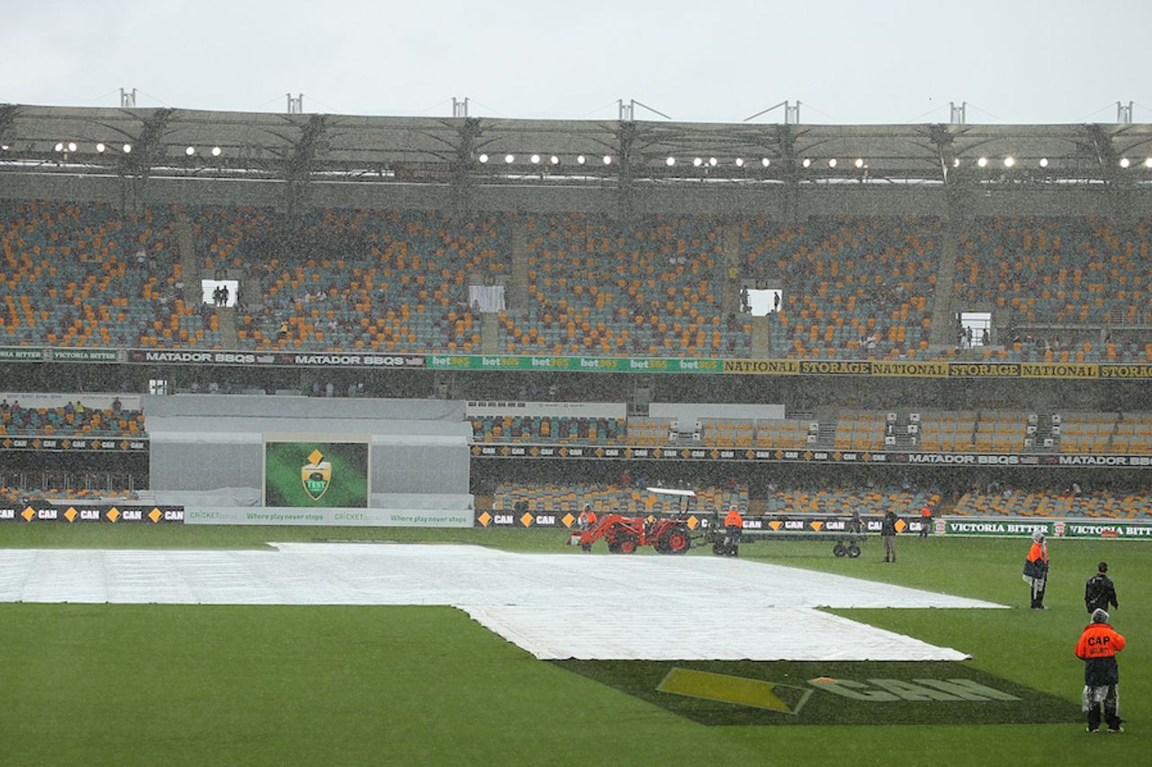 Rain came down minutes before lunch, Australia v New Zealand, 1st Test, Brisbane, 4th day, November 8, 2015