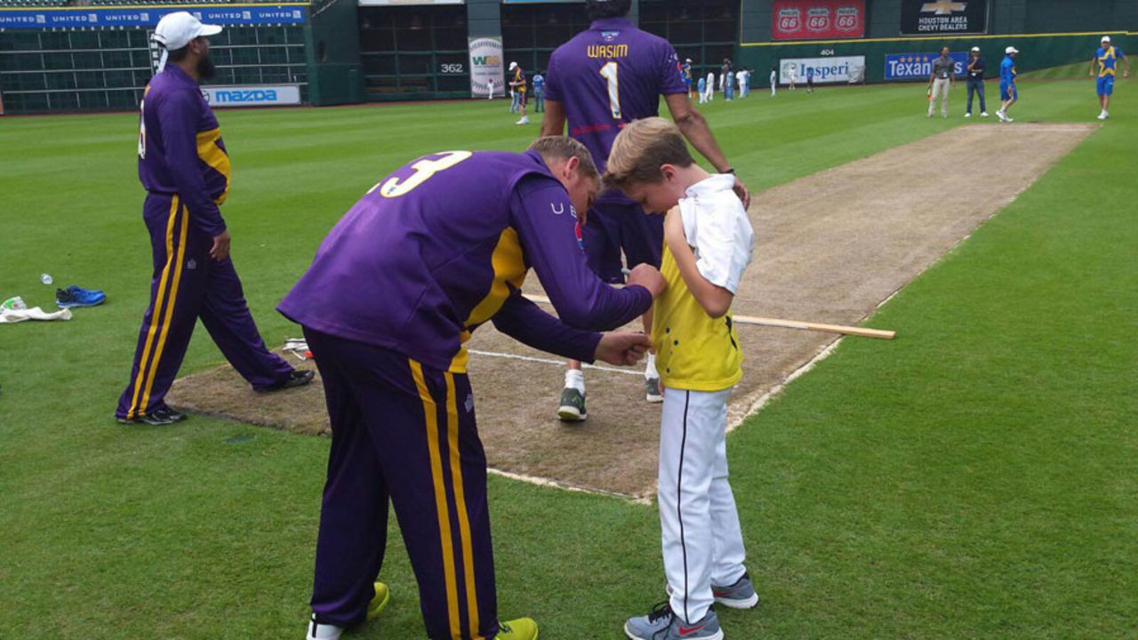 Shane Warne treats a young fan to his autograph, All-Stars Series, Houston, November 10, 2015
