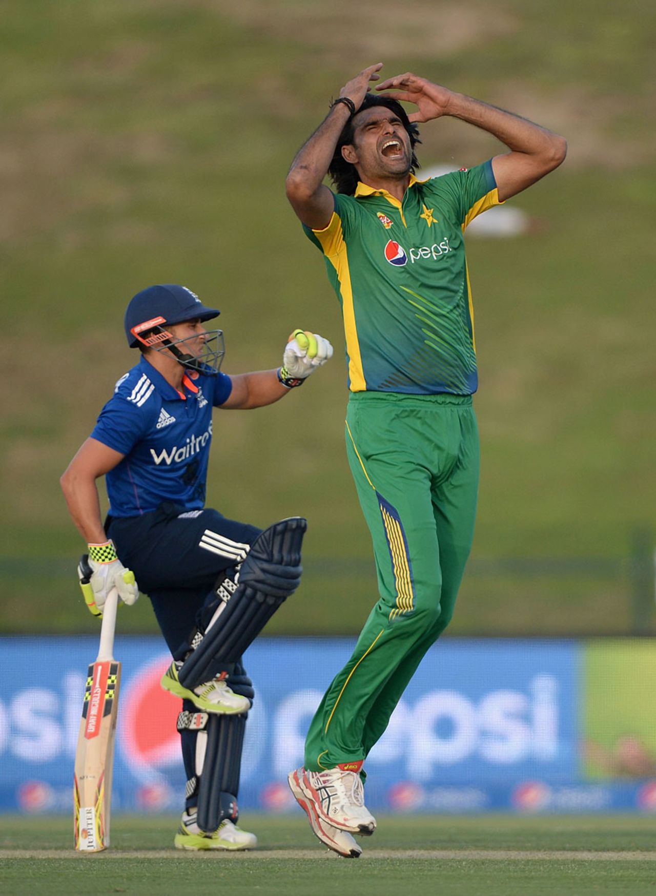 Spot the difference: Mohammad Irfan and James Taylor show some anguish, Pakistan v England, 1st ODI, Abu Dhabi, November 11, 2015