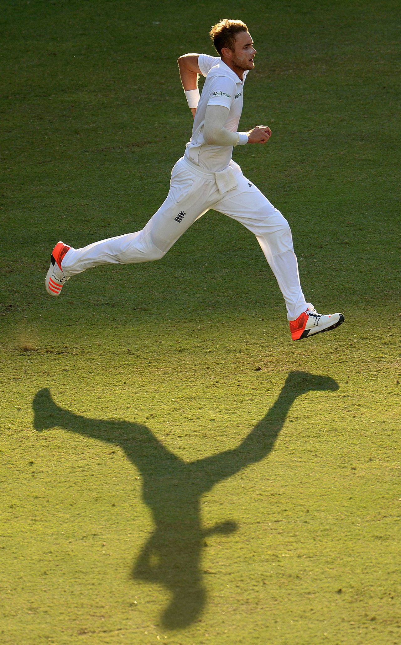 Stuart Broad bowls, Pakistan v England, 2nd Test, Dubai, 3rd day, October 24, 2015