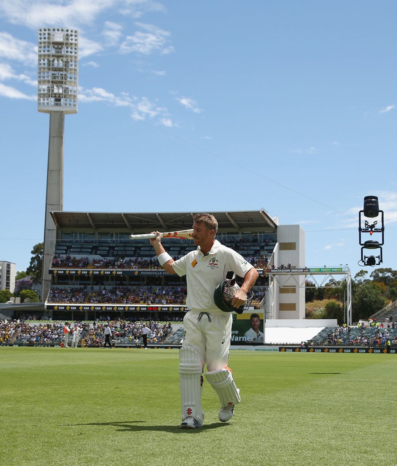 David Warner acknowledges the crowd after his epic 253, Australia v New Zealand, 2nd Test, Perth, 2nd day, November 14, 2015