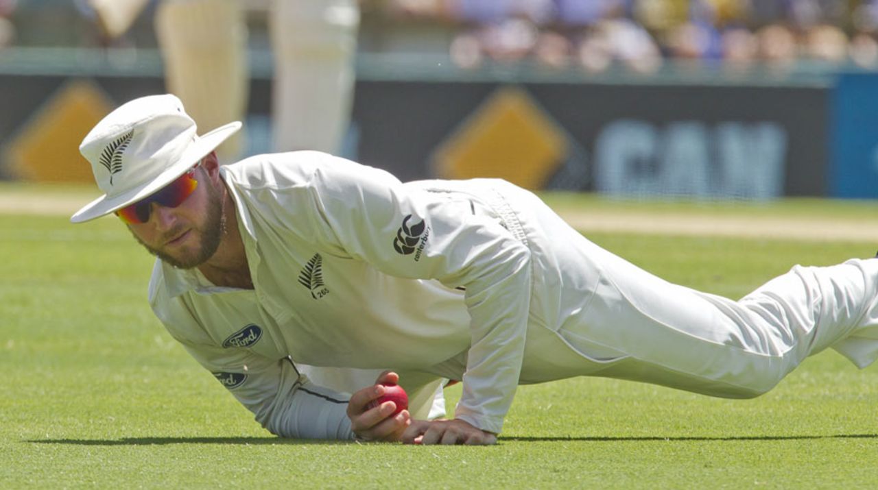 Mark Craig holds on to a catch from David Warner, Australia v New Zealand, 2nd Test, Perth, 2nd day, November 14, 2015