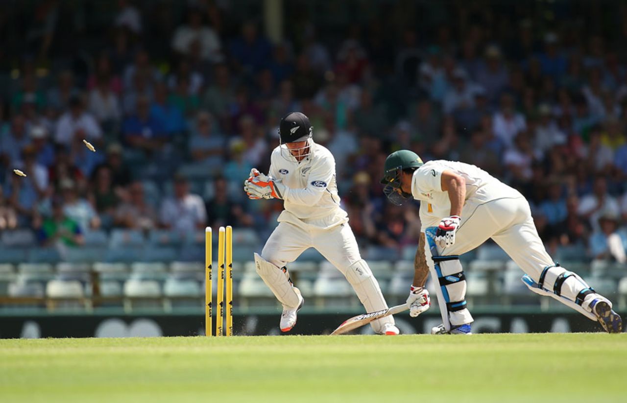 BJ Watling stumps Mitchell Johnson, Australia v New Zealand, 2nd Test, Perth, 2nd day, November 14, 2015