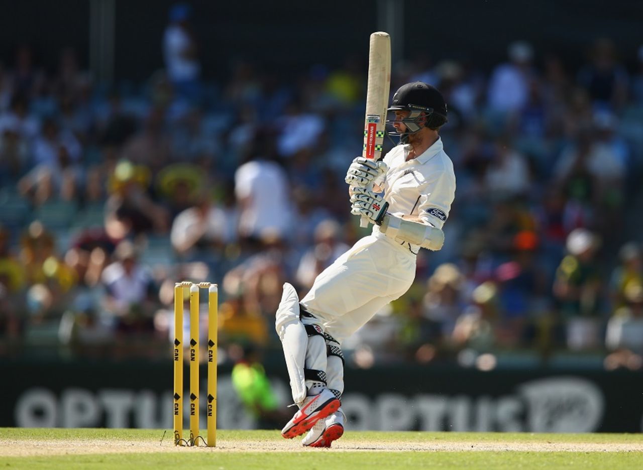 Kane Williamson swivels and pulls, Australia v New Zealand, 2nd Test, Perth, 2nd day, November 14, 2015