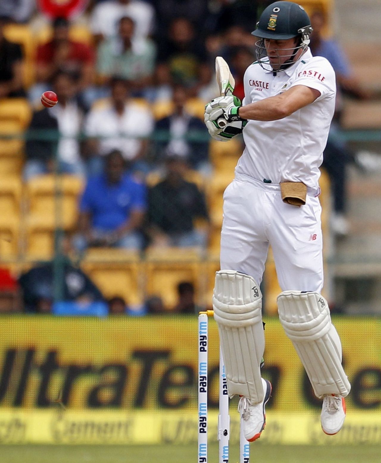 AB de Villiers rides out the bounce, India v South Africa, 2nd Test, 1st day, Bangalore, November 14, 2015