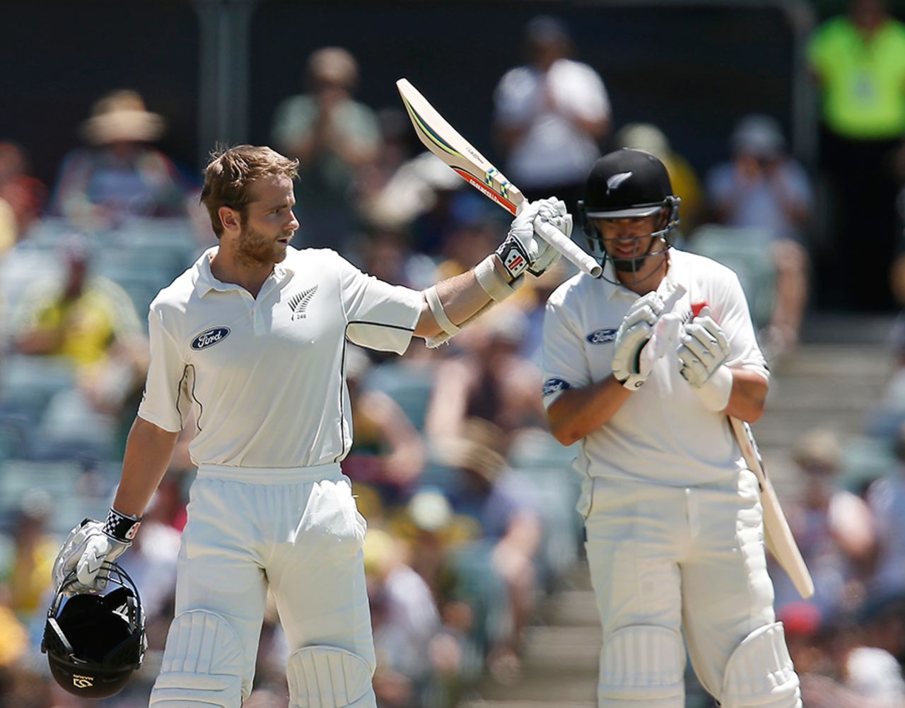 Ross Taylor applauds Kane Williamson's century, Australia v New Zealand, 2nd Test, Perth, 3rd day, November 15, 2015