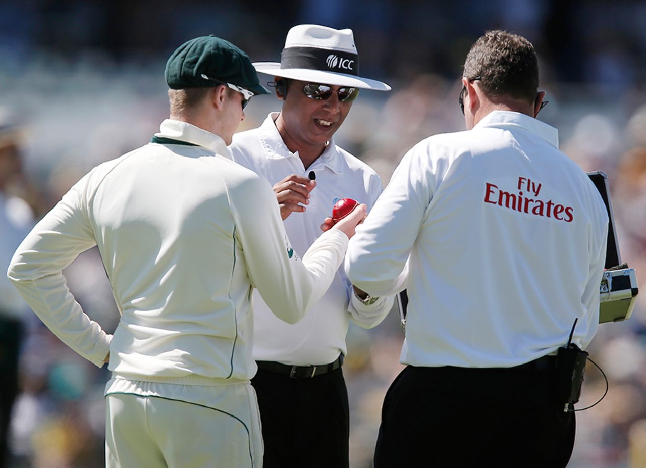 Steven Smith and the umpires inspect balls during a call for a ball change, Australia v New Zealand, 2nd Test, Perth, 3rd day, November 15, 2015