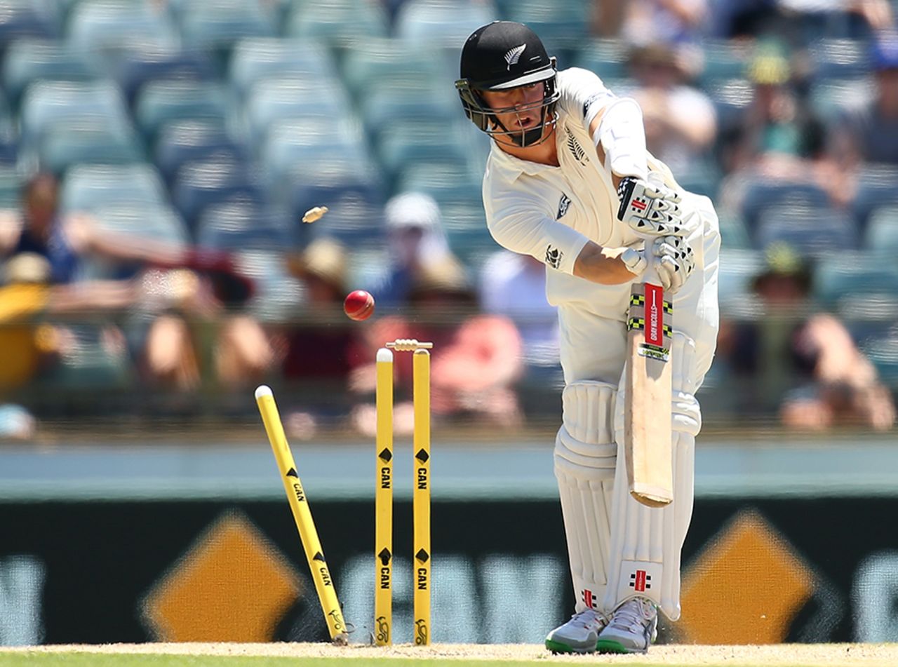 Matt Henry was bowled by Mitchell Starc for 6, Australia v New Zealand, 2nd Test, Perth, 4th day, November 16, 2015