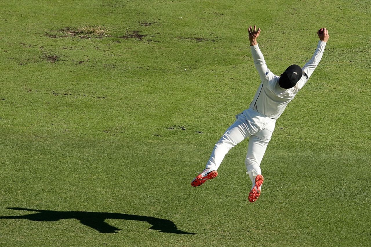 Kane Williamson pulls off an acrobatic stop, Australia v New Zealand, 2nd Test, Perth, 4th day, November 16, 2015