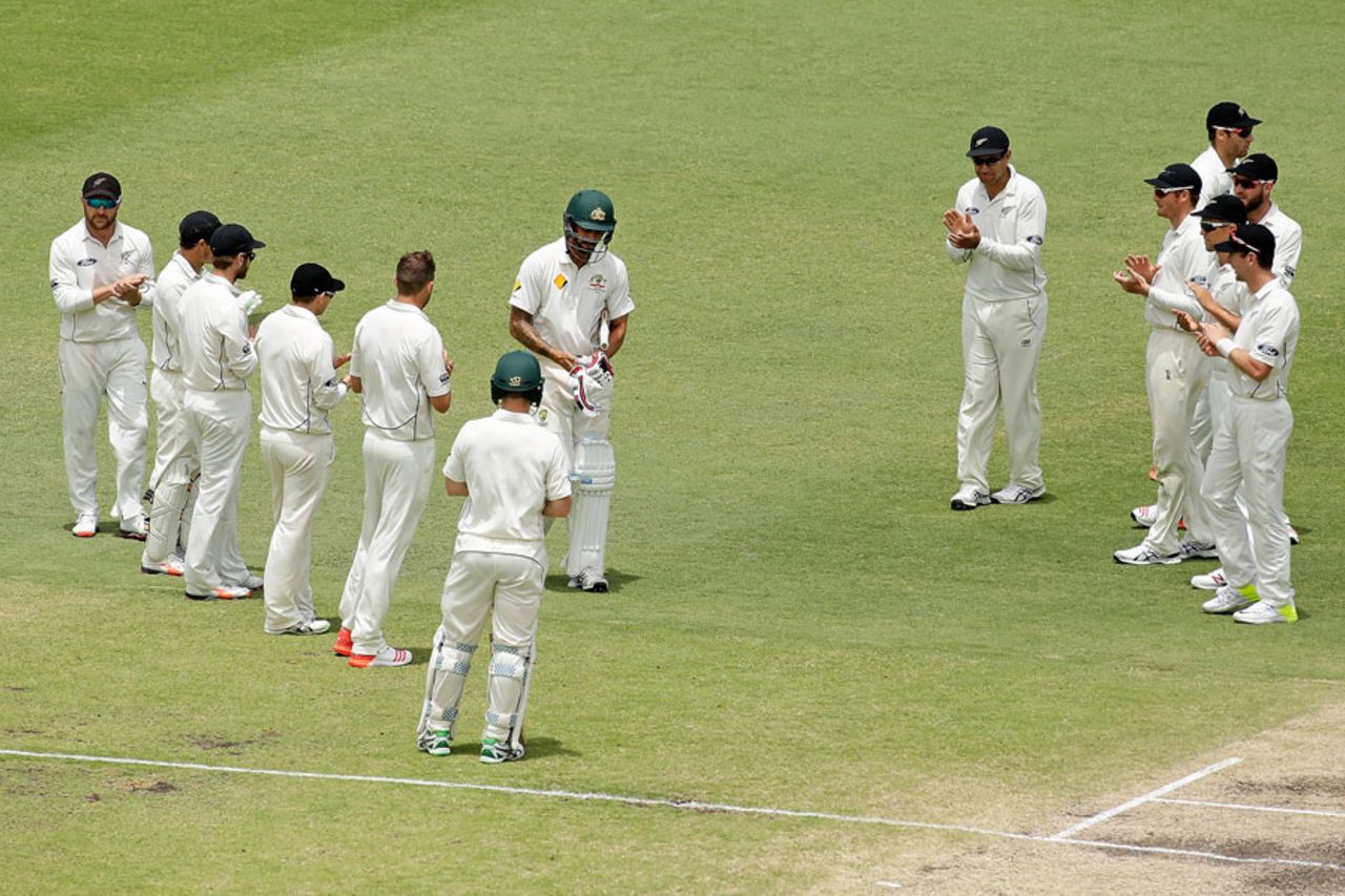 Mitchell Johnson gets a guard of honour, Australia v New Zealand, 2nd Test, Perth, 5th day, November 17, 2015