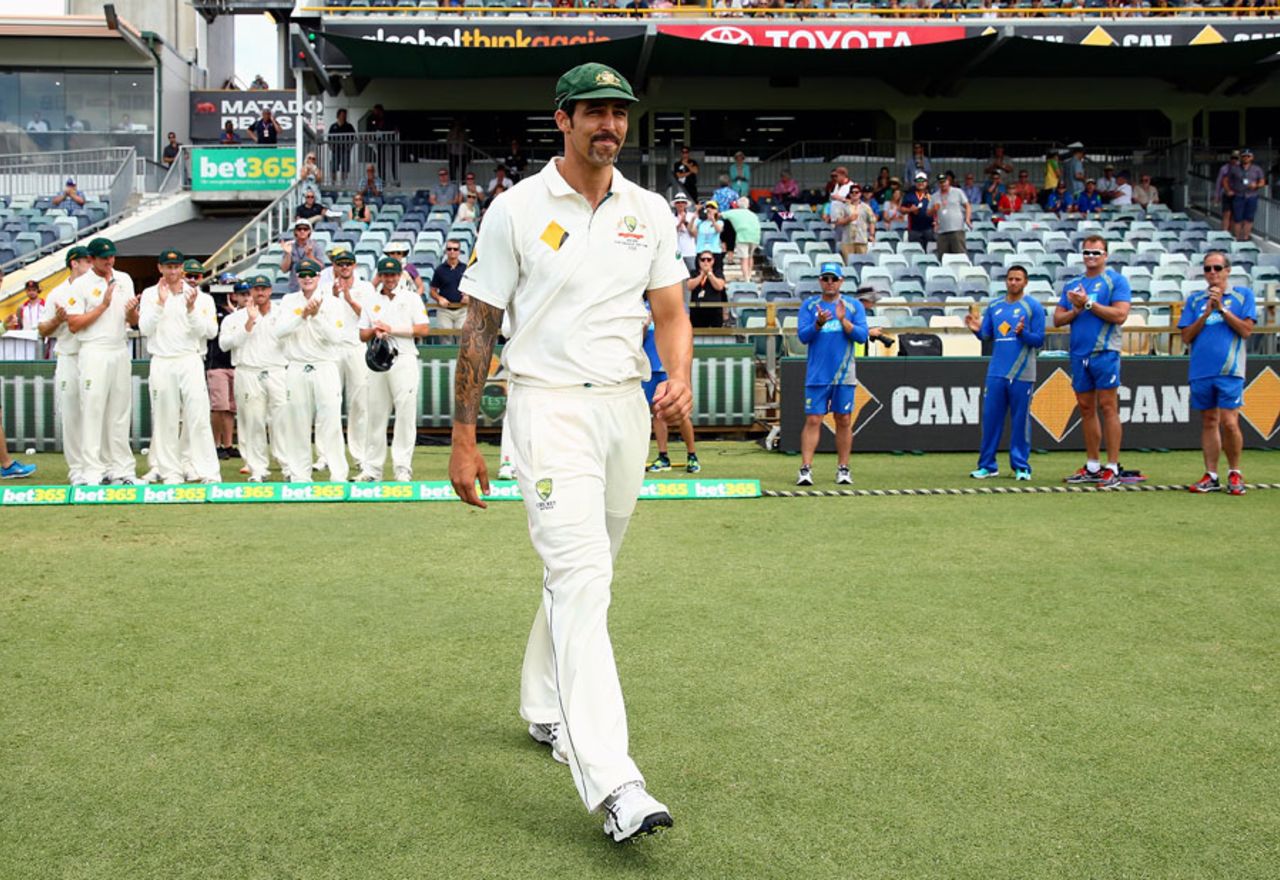Mitchell Johnson walks on to applause in his final innings in international cricket, Australia v New Zealand, 2nd Test, Perth, 5th day, November 17, 2015