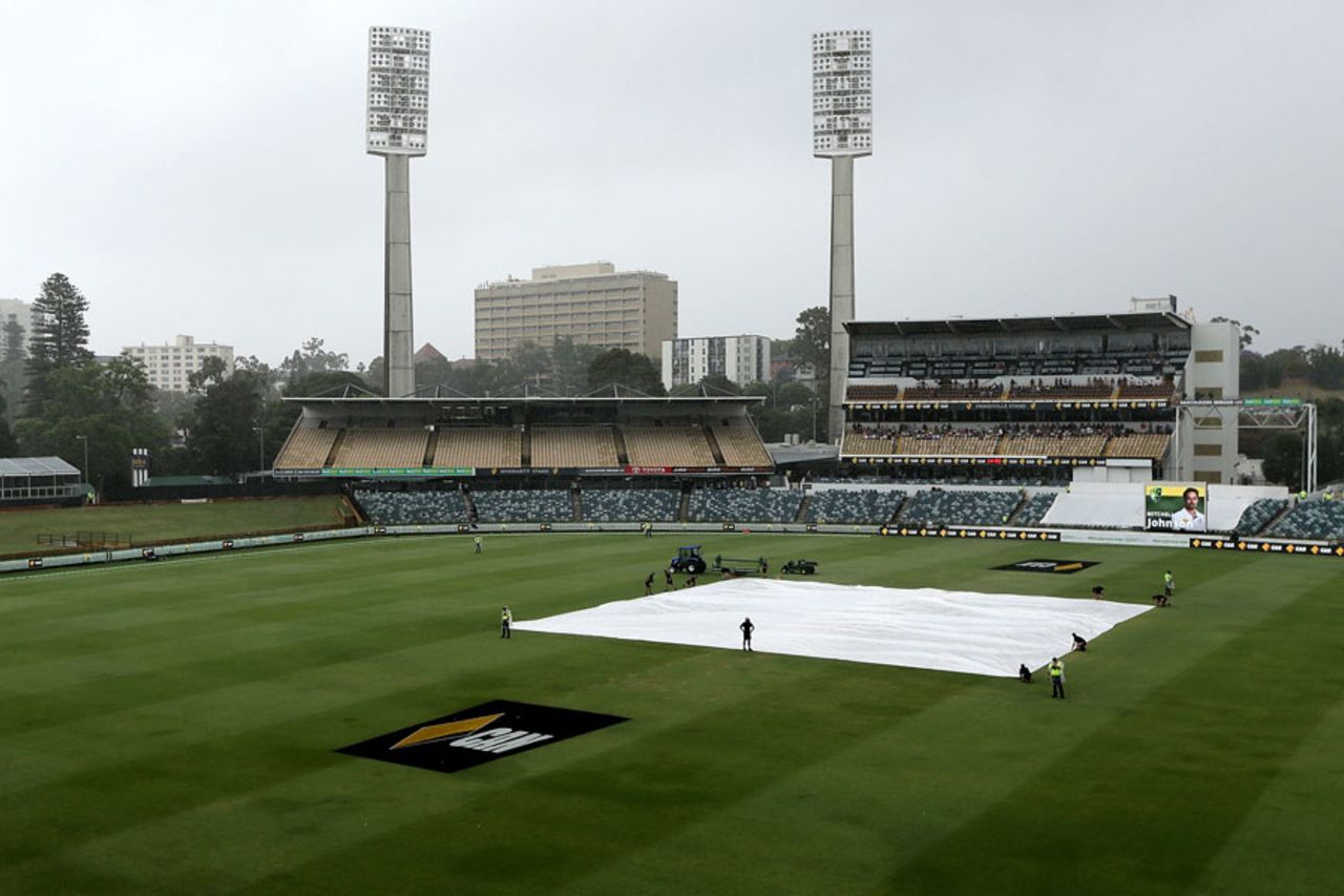 Rain came down at the WACA in the afternoon session, Australia v New Zealand, 2nd Test, Perth, 5th day, November 17, 2015