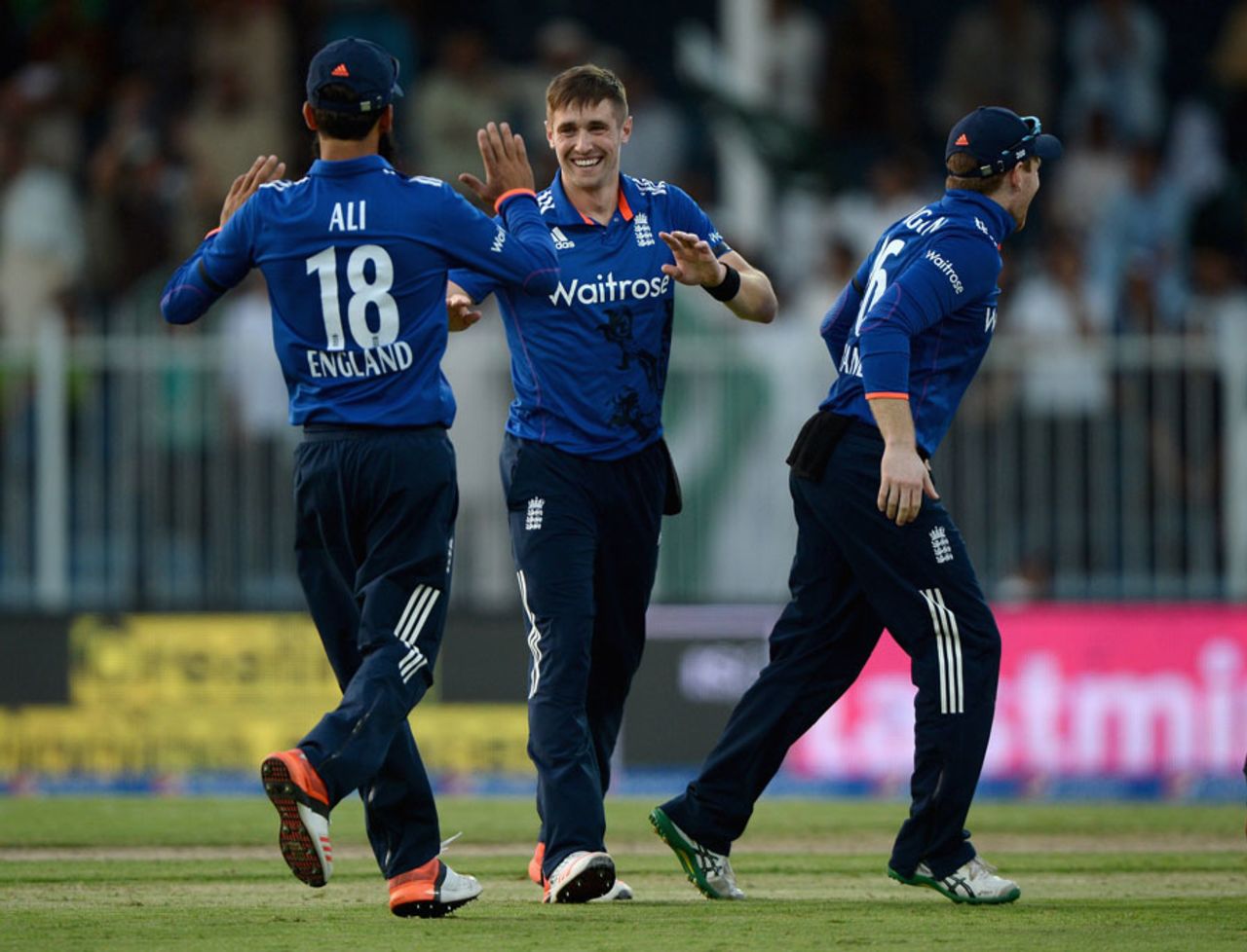 Chris Woakes got a second wicket with the short ball, Pakistan v England, 3rd ODI, Sharjah, November 17, 2015