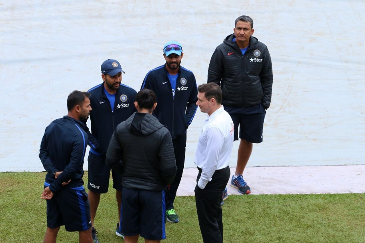 Umpire Richard Kettleborough has a chat with some of the India players, India v South Africa, 2nd Test, Bangalore, 4th day, November 17, 2015
