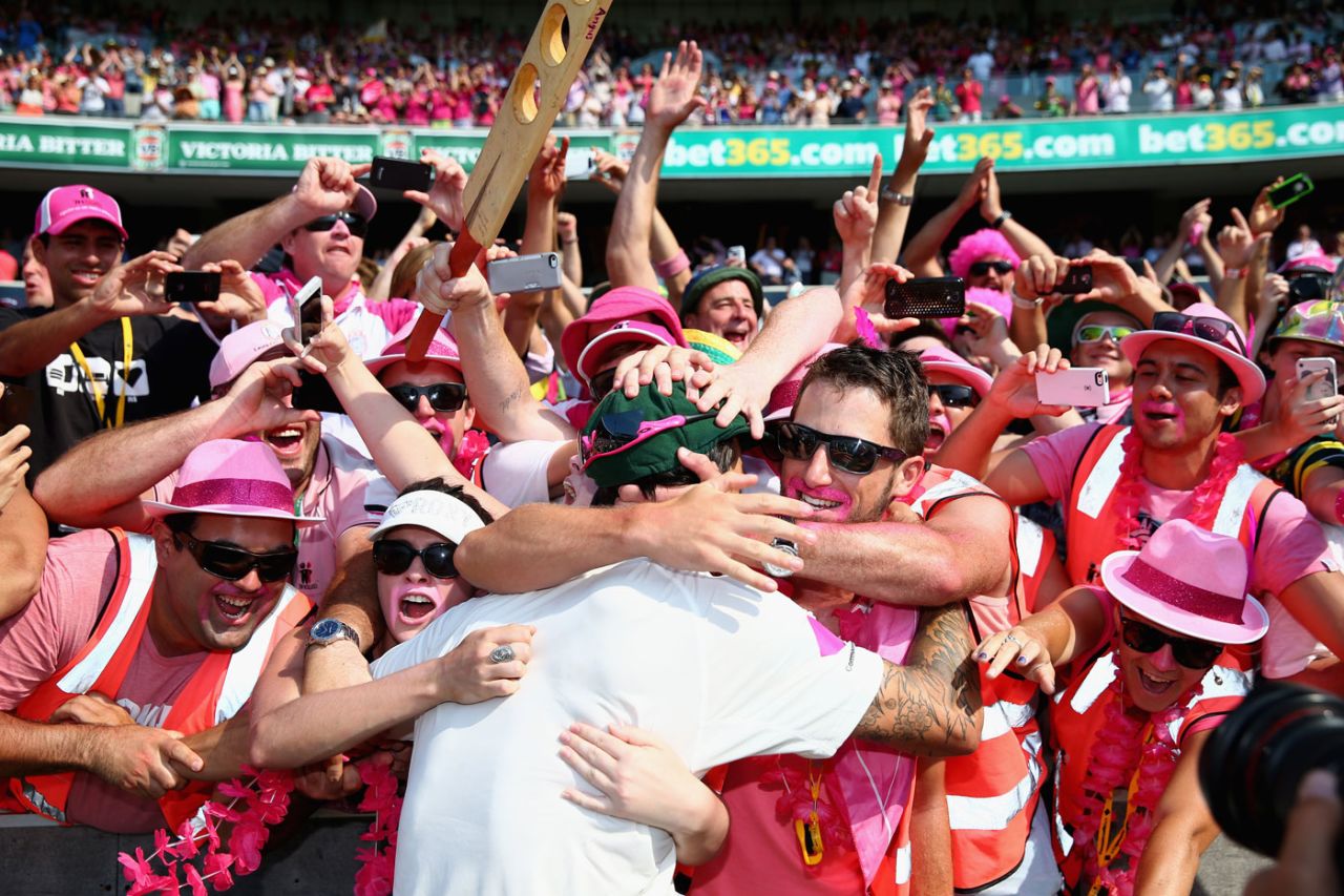 Mitchell Johnson is embraced by fans, Australia v England, 5th Test, Sydney, 3rd day, January 5, 2014