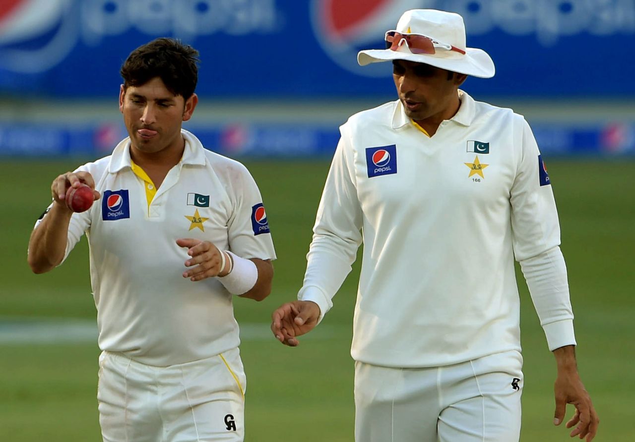 Yasir Shah and Misbah-ul-Haq talk, Pakistan v New Zealand, 2nd Test, Dubai, 4th day, November 20, 2014