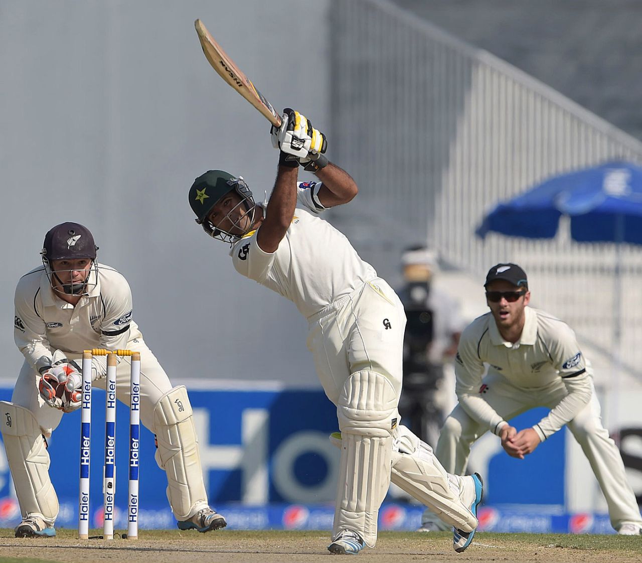 Asad Shafiq goes for the big hit, Pakistan v New Zealand, 3rd Test, Sharjah, 2nd day, November 28, 2014