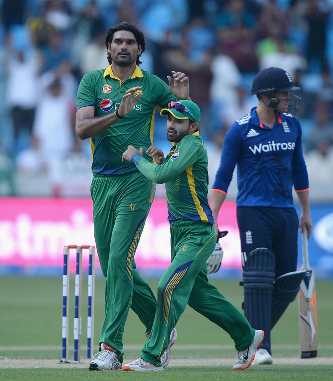 Mohammad Irfan dismissed Alex Hales for 22 to end a 54-run stand, Pakistan v England, 4th ODI, Dubai, November 20, 2015