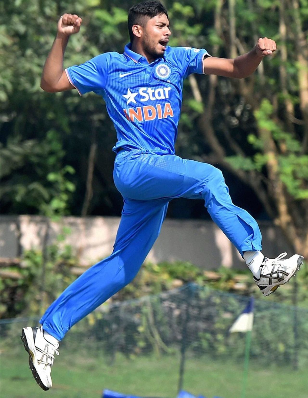 Avesh Khan struck in each of his first four overs, India v Bangladesh, Tri-Nation Under-19s Tournament, Kolkata, November 20, 2015