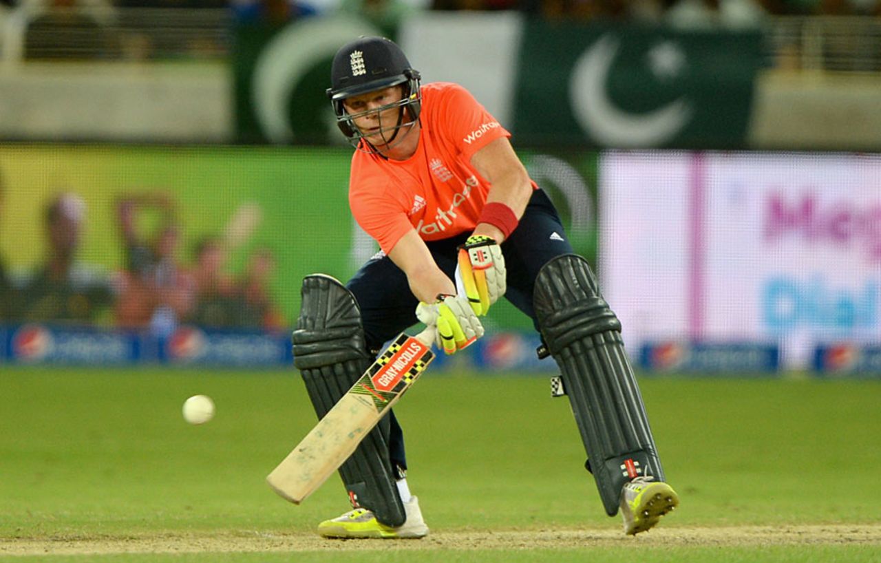 Sam Billings brings out the scoop, Pakistan v England, first T20, Dubai, November 26, 2015