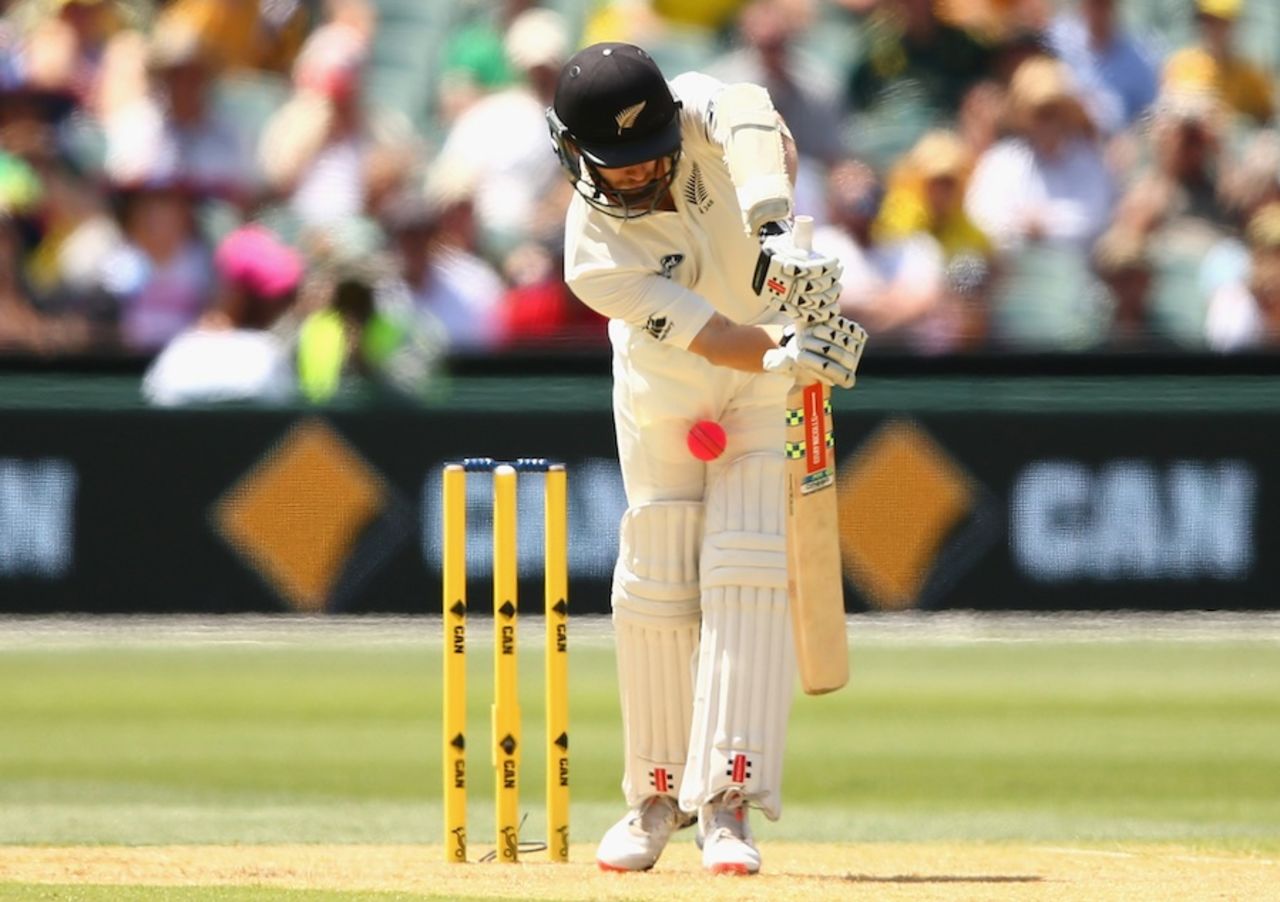 Kane Williamson is hit on the thigh, Australia v New Zealand, 3rd Test, Adelaide, November 27, 2015