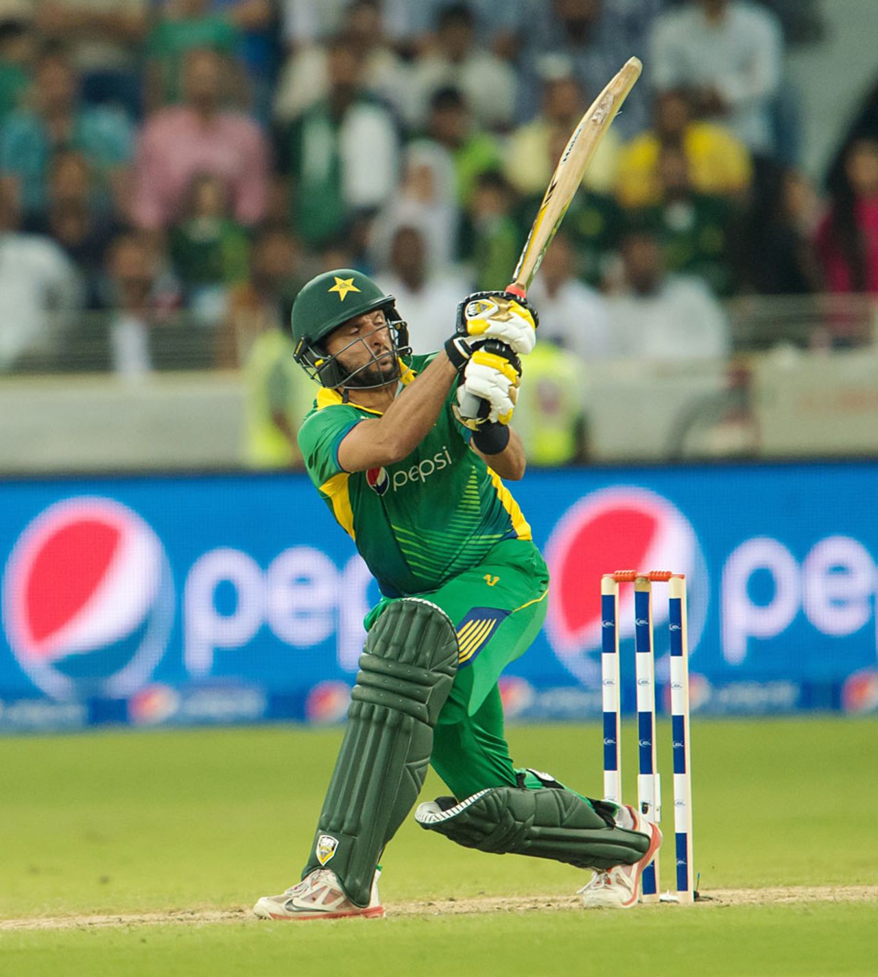 Shahid Afridi almost turned the match around with 24 off eight balls, Pakistan v England, 2nd T20, Dubai, November 27, 2015