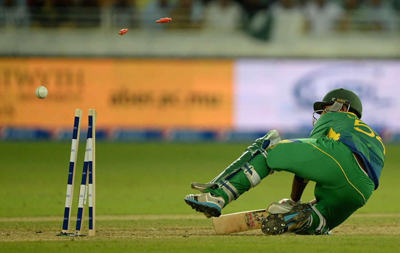 Sarfraz Ahmed swept into his stumps to the first ball of the last over, Pakistan v England, 2nd T20, Dubai, November 27, 2015