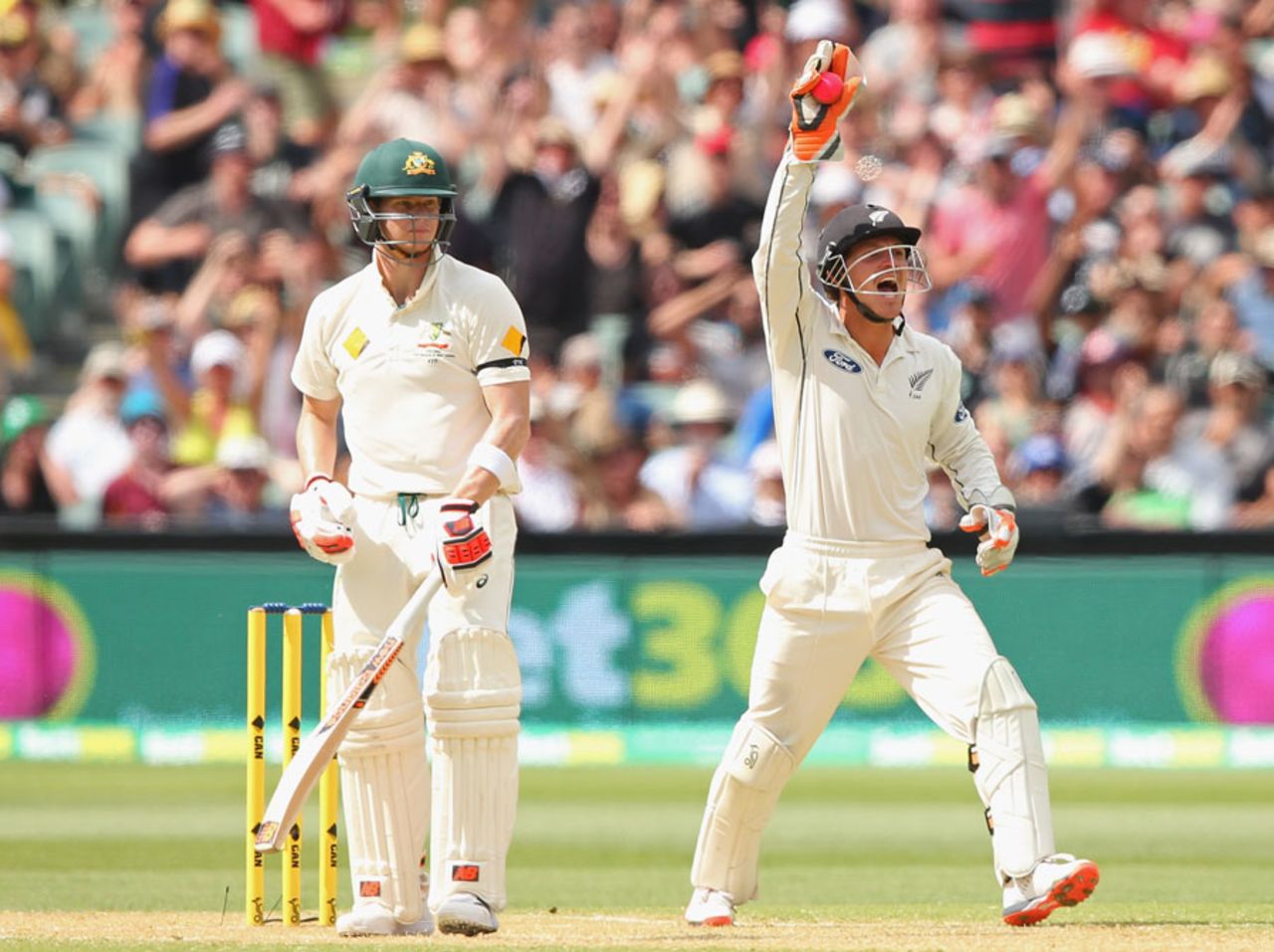 BJ Watling took a sharp catch to dismiss Steven Smith, Australia v New Zealand, 3rd Test, Adelaide, 2nd day, November 28, 2015
