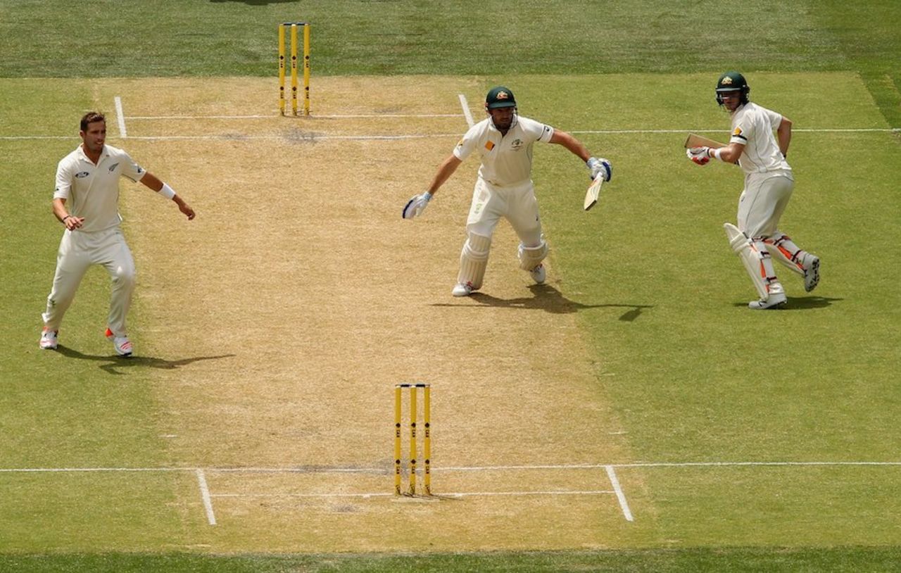 Shaun Marsh and Steven Smith were in an awful mix-up, Australia v New Zealand, 3rd Test, Adelaide, 2nd day, November 28, 2015