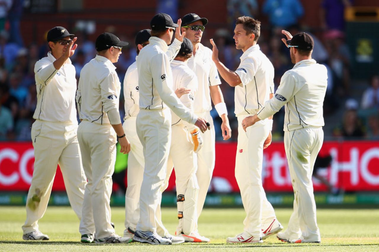 Trent Boult finally removed Nathan Lyon after 74-run stand, Australia v New Zealand, 3rd Test, Adelaide, 2nd day, November 28, 2015
