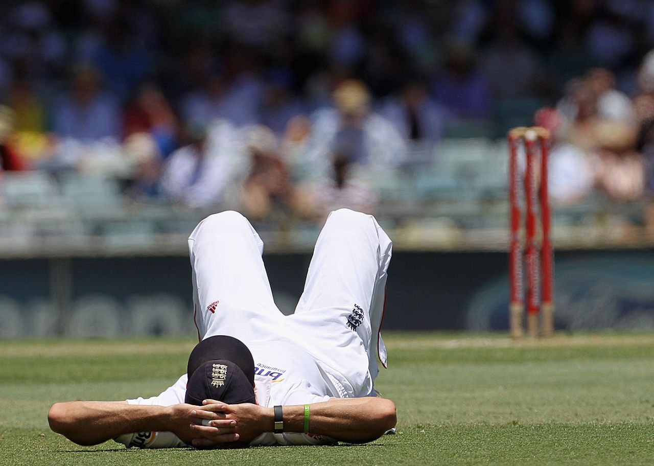 Kevin Pietersen catches a breather while the sightscreen gets sorted , Australia v England, 3rd Test, Perth, 3rd day, December 18, 2010