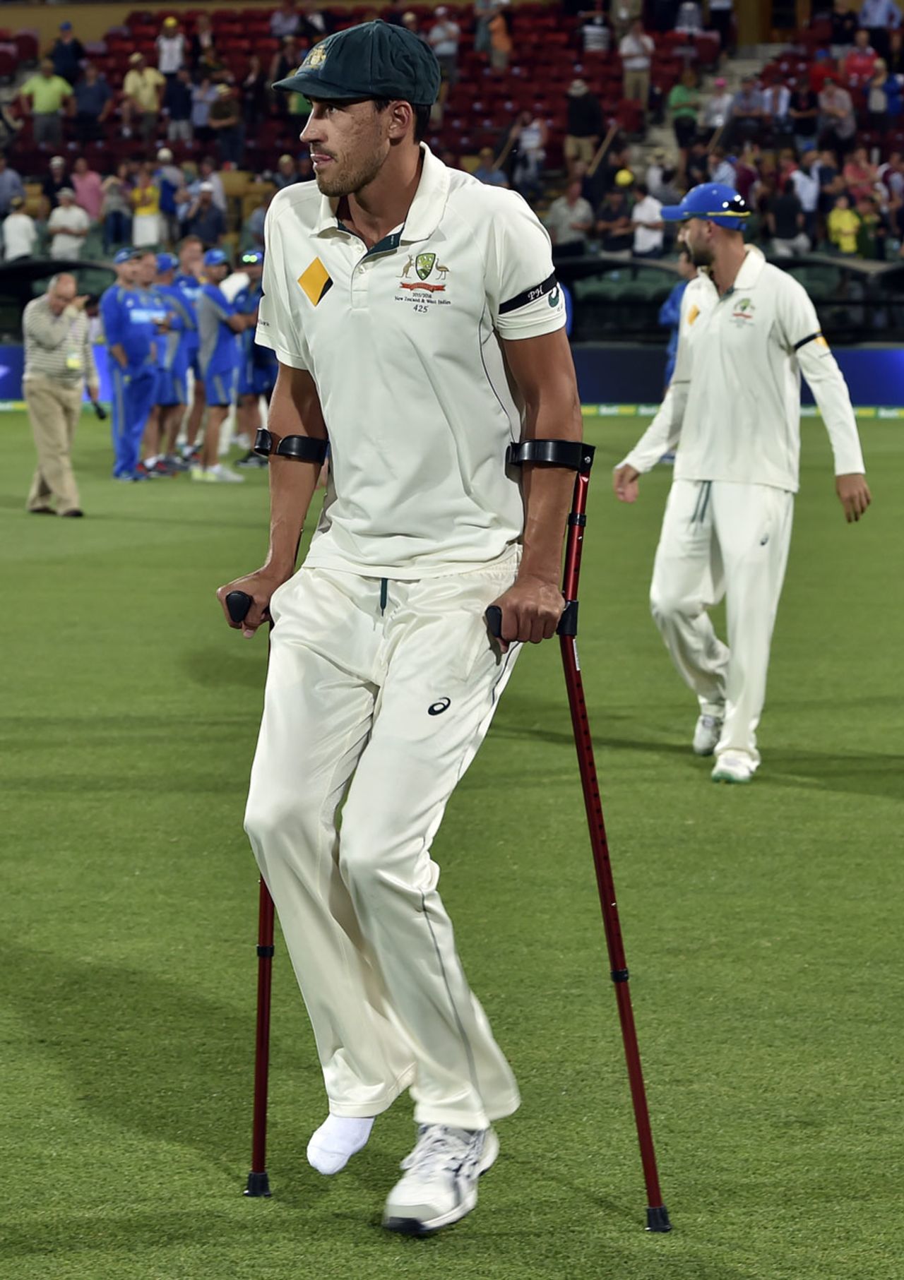 Mitchell Starc walks on to the field in crutches, Australia v New Zealand, 3rd Test, Adelaide, 3rd day, November 29, 2015