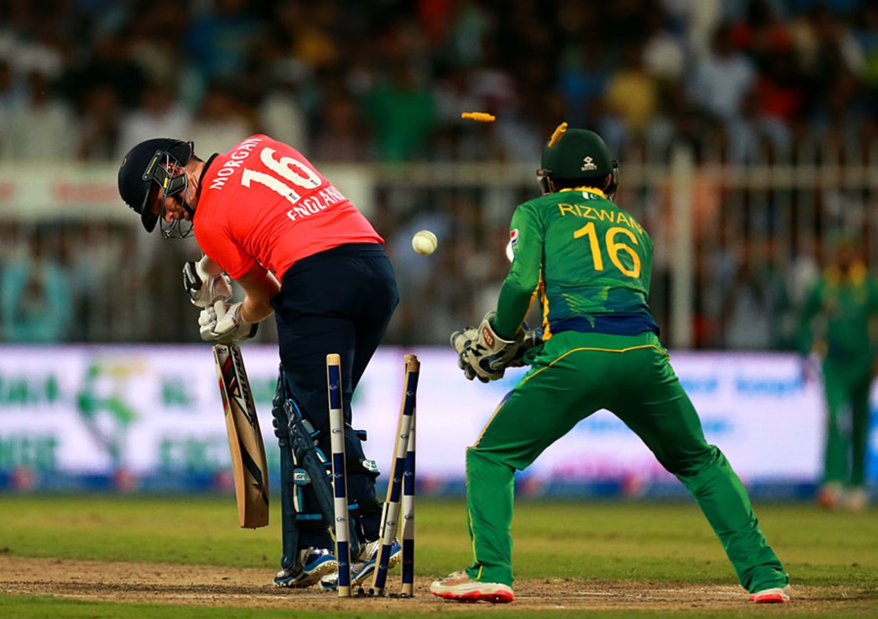 Eoin Morgan was bowled by Shoaib Malik, Pakistan v England, 3rd T20, Sharjah, November 30, 2015