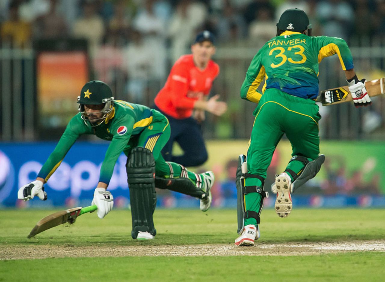 Anwar Ali and Sohail Tanvir scrambled the final bye, Pakistan v England, 3rd T20, Sharjah, November 30, 2015